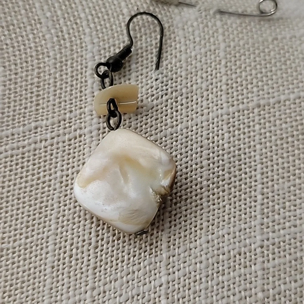 Elegant Shell Pendant Necklace And Earing Set - Picture 3 of 3